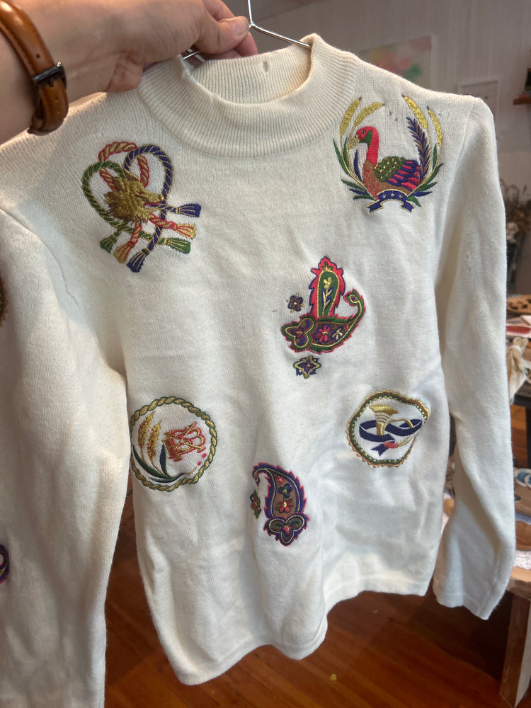 Off white small sweater with details preloved