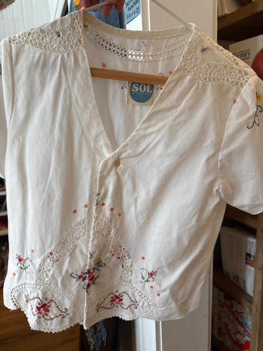 Cloud embrodey top -Sol