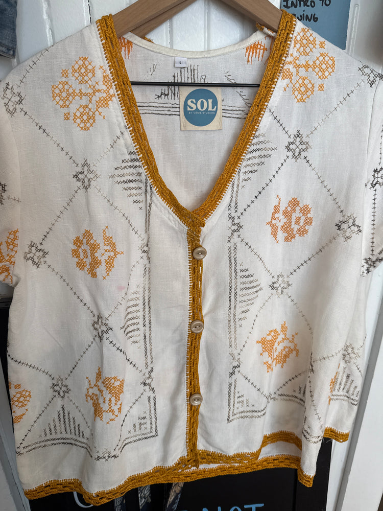 Cloud embrodey top -Sol