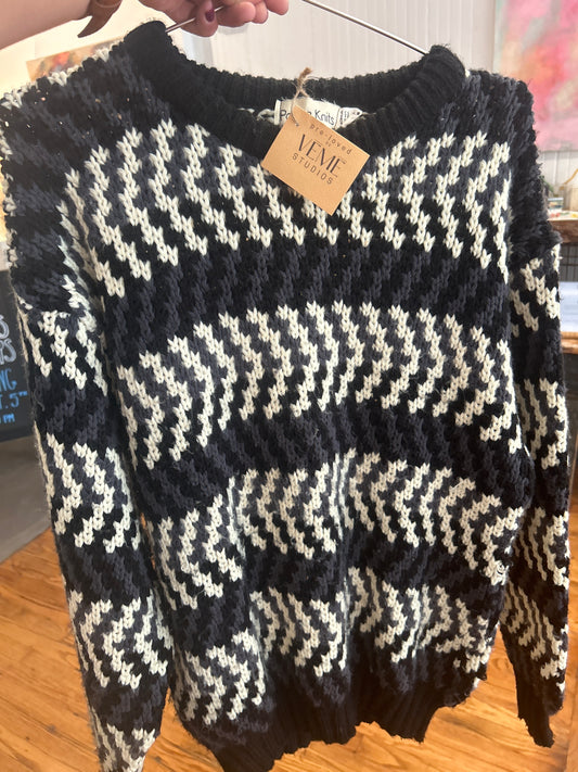 Preloved black and white chunky sweater